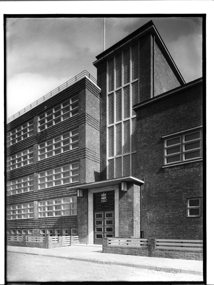HANSif682 Schule Cuxhaven Teilansicht mit Portal