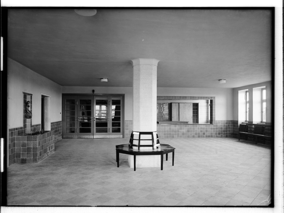 HANSif704 Schule Cuxhaven Halle mit Pfeilerbank