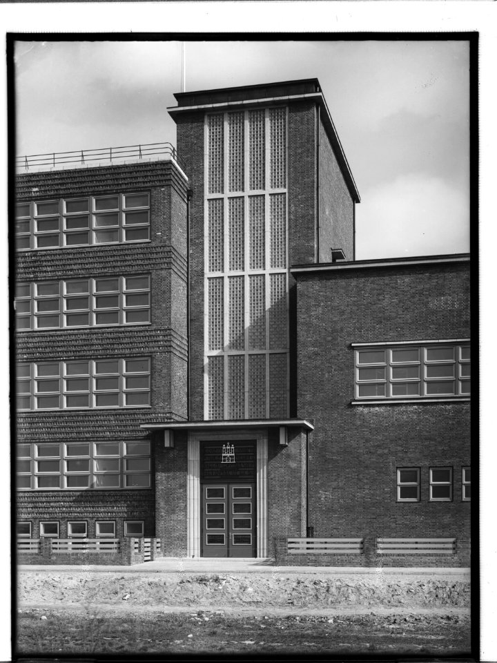 HANSif683 Schule Cuxhaven Teilansicht mit Portal