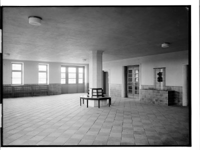 HANSif697 Schule Cuxhaven Vorhalle mit Pfeiler-Rundbank