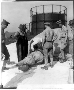 Inspection of balloon during U.S. Signal Corps operations at Ft. Myer, Va., 1907 LCCN2002722094