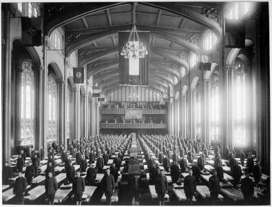 Inspection of quarters in Great Hall, Signal Corps School of Radio and Multiplex Telegraphy, College of the City of... - NARA - 533484 photo