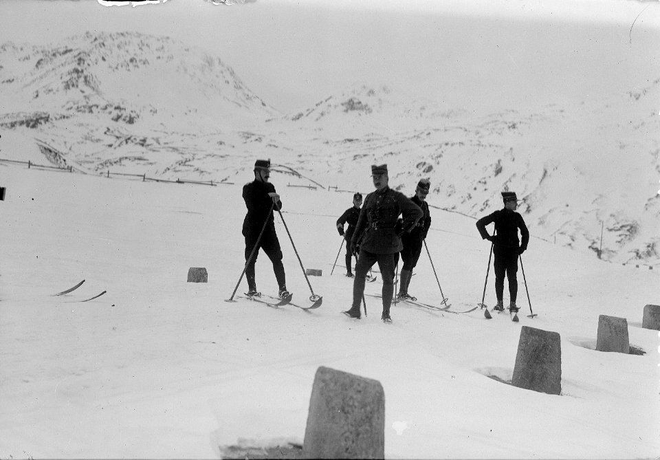 Inspektion der Skifahrer durch höheren Offizier - CH-BAR - 3237117