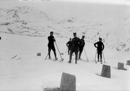 Inspektion der Skifahrer durch höheren Offizier - CH-BAR - 3237117