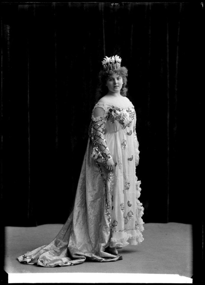 Ingrid Wallström as Prinsessan Sjöstjärna in the revue Stackars Olson at Södra teatern 1907 - SMV - GV067