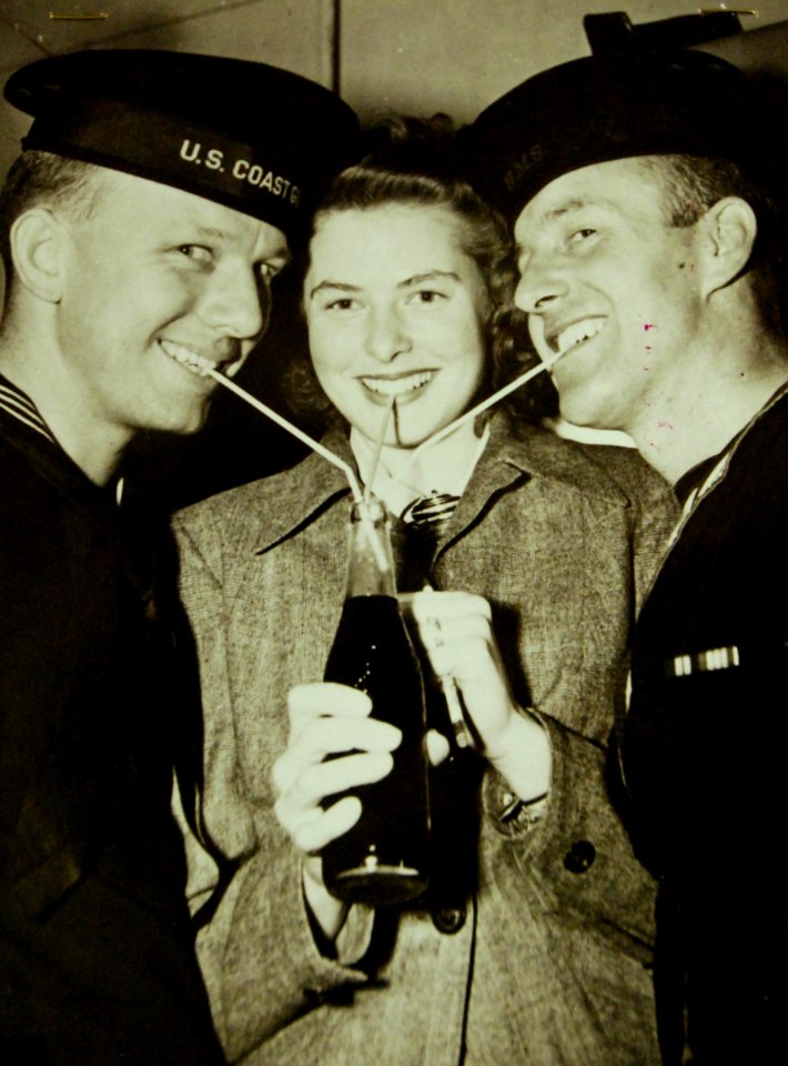 Ingrid Bergman with servicemen drinking soda during WWII (23221556673)