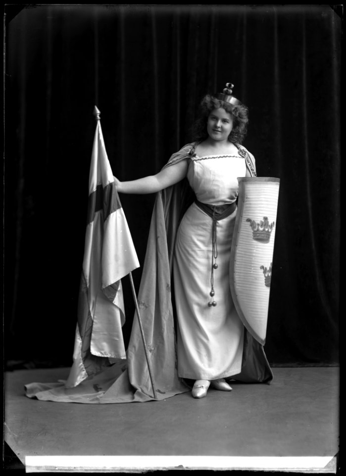 Ingrid Wallström as Svea in the revue Konstgjorda Svensson at Södra teatern 1909 - SMV - GV070