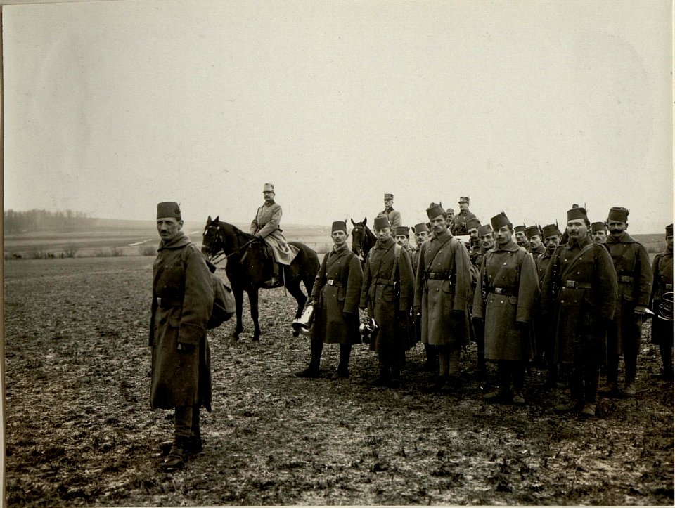 Inspizierung des bosnisch-herzegowinischen Regimentes l durch Eduard Freiherr Böhm Ermolli in Hodowam 14.12.1916 (BildID 15542891)