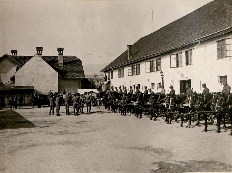 Inspizierung des Kommandotrainzuges des X.A.K. (Kmdt.Lt.i.d.R.Rölz.) durch den Kmdt.d.Train Gr.Kmdos.Nr, 72. (Rittm.i.d.R.Rich.Spody.) in den Ubikationen des Kommandotrainzuges vor der Häuserkaserne i (BildID 15800191)