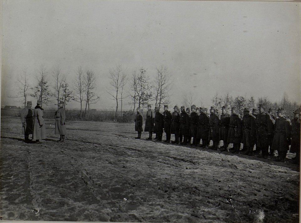 Inspizierung des 90. Infanterieregimentes durch Erzherzog Karl, der die Meldung des Kommandanten des 3. Bataillons entgegennimmt,Februar 1916 (BildID 15456185)