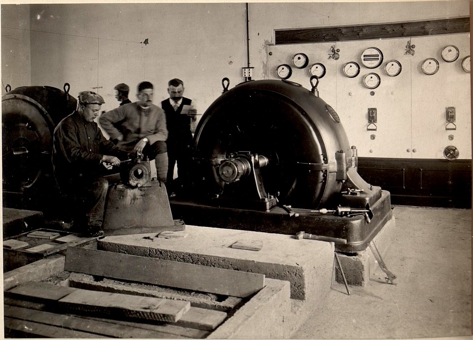 Innenraum der Zentrale Innerfragant während der Montage der Maschinen. Aufgenommen am 31. Mai 1916. (BildID 15476028)