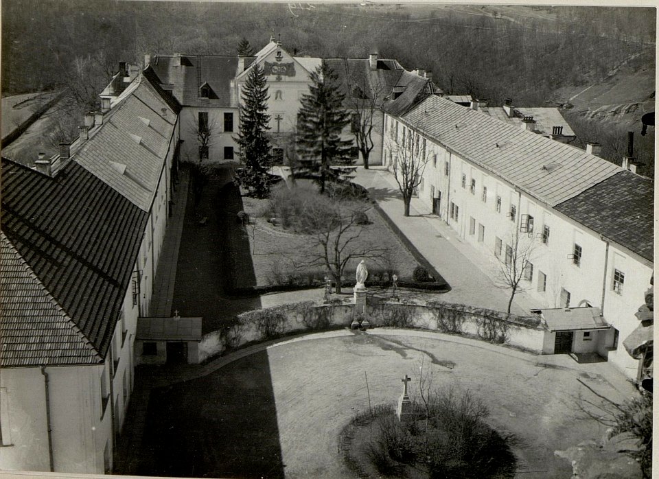 Innerer Hof des Klosters. Aufgenommen bei der 15.ITD.am 9.IV.1916. (BildID 15536863)