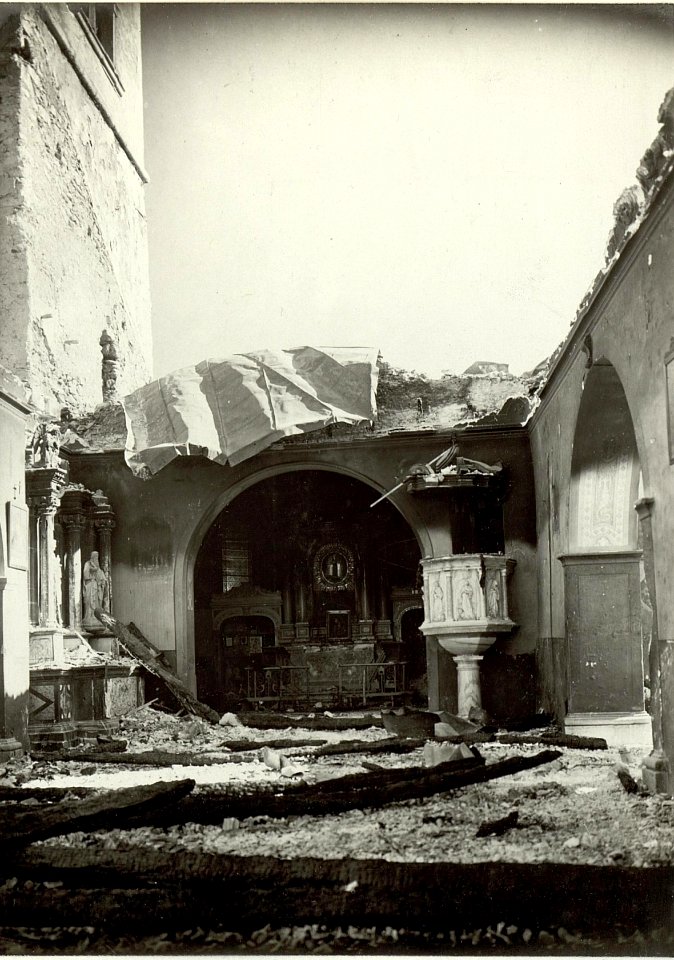Inneres der Kirche von Luschari. Am 17.September 1915 beschossen. Am 23.September 1915 ebenfalls beschossen. Standpunkt, Luschari. Aufgenommen, am23. September 1915. (BildID 15462288)