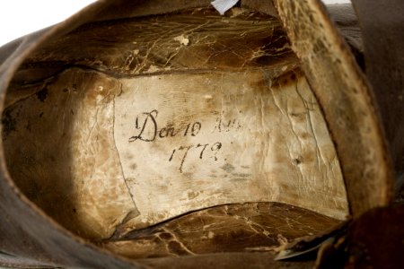 Insida av Gustav IIIs sko till revolutionsuniformen - Livrustkammaren - 83989 photo
