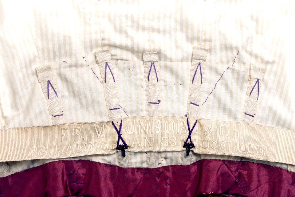Insida klänning, detalj. Foto till boken: Ett sekel av dräkt och mode ur de Hallwylska samlingarna - Hallwylska museet - 89341