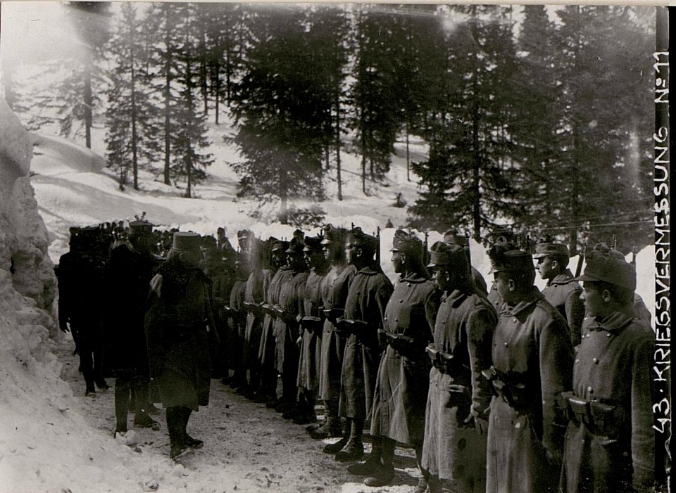 Inspektion des Infanterie-Regiments Nr.14 durch Exzellenz Conrad von Hötzendorf bei Feldpost 403 (BildID 15737643)