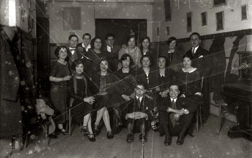 Integrantes del Orfeón Donostiarra junto a un organo en el Teatro Bellas Artes (2 de 2) - Fondo Car-Kutxa Fototeka