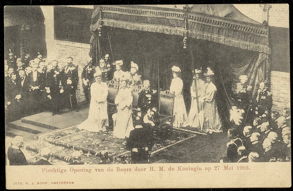 Interieur van de Beurs van Berlage, Beursplein 1-3 tijdens de plechtige opening door koningin Wilhelmina. Uitgever N.J. Boon, Afb ANWU01856000001