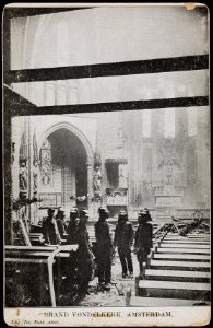 Interieur vlak na de brand van de Vondelkerk, Vondelstraat. Uitgave Jos. Nuss, Amsterdam, Afb PRKBB00307000013