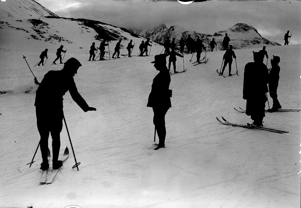 Inspektion der Skifahrer durch höheren Offizier - CH-BAR - 3237116