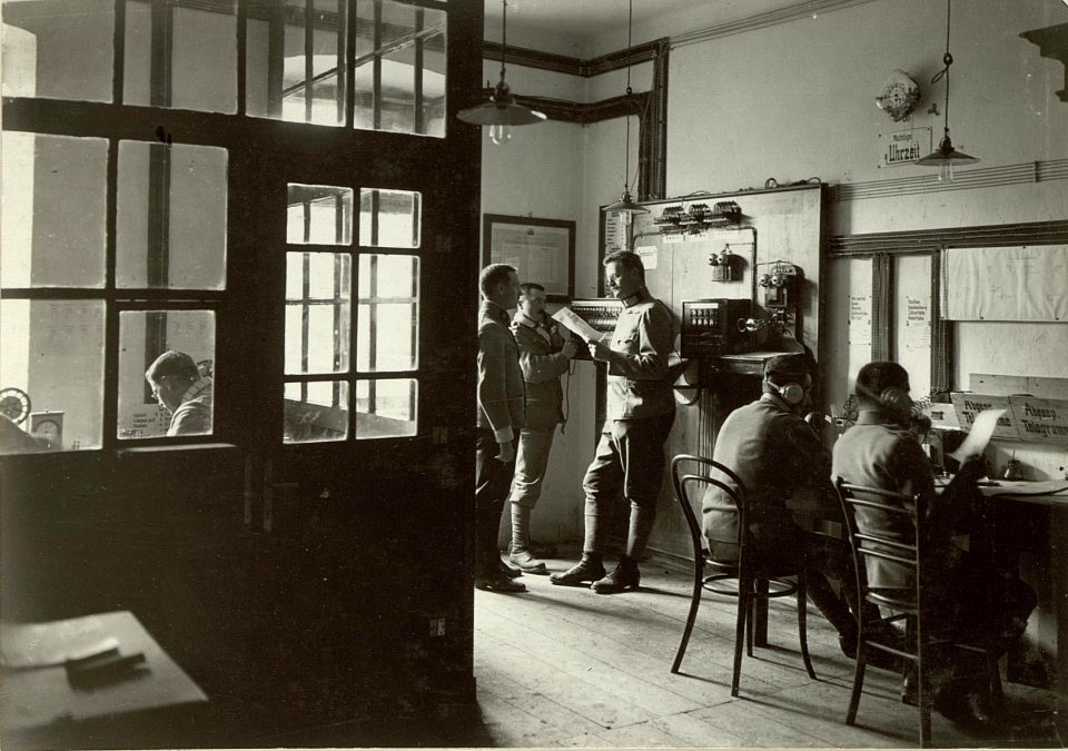 Interieur der Telephon- und Telegraphenstation mit Obstlt.im Generalstabe. Aufgenommen, am 25. September 1915. Standpunkt, Kötschach. (BildID 15460272)