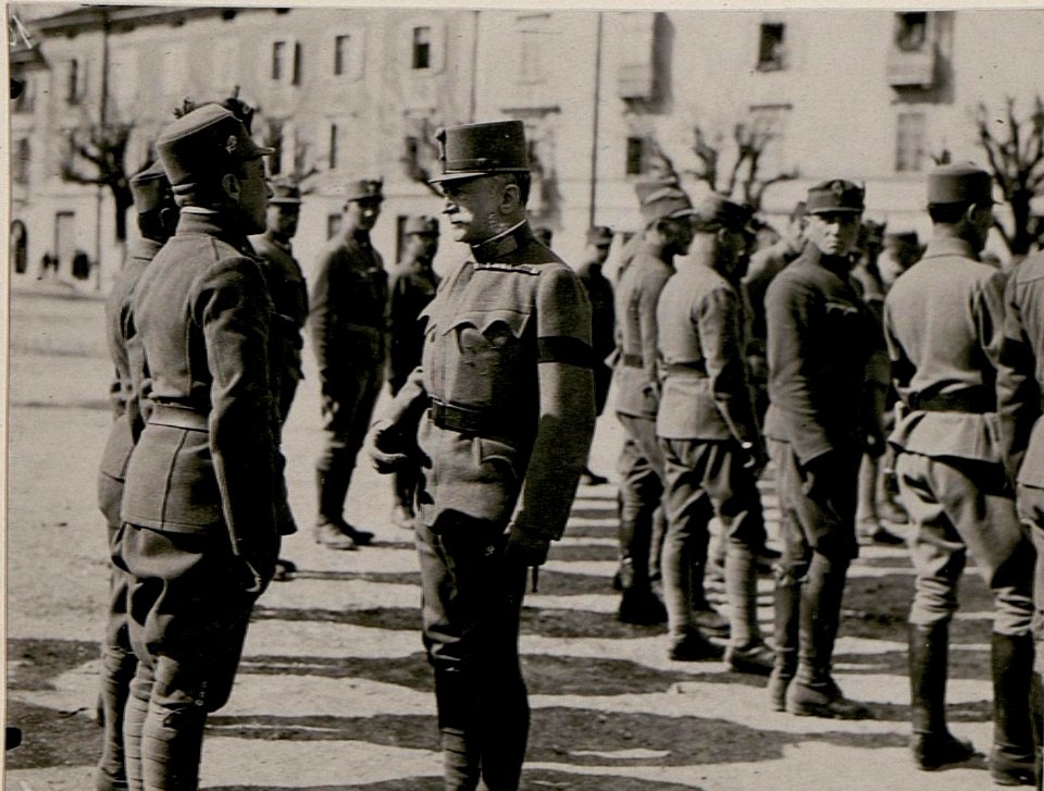Inspizierung des 4.Tiroler Kaiserjägerregimentes durch Exzellenz Feldmarschall Conrad Freiherr von Hötzendorf am Piazza d'Armi in Trient (BildID 15736111)