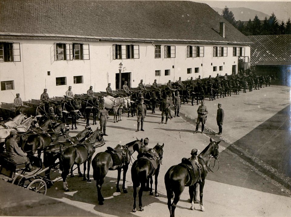 Inspizierung des Kommandotrainzuges des X.A.K. (Kmdt.Lt.i.d.R.Rölz.) durch den Kmdt.d.Train Gr.Kmdos. Nr, 72. (Rittm.i.d.R.Rich. Spody.) in den Ubikationen des Kommandotrainzuges vor der Häuserkaserne (BildID 15800184)