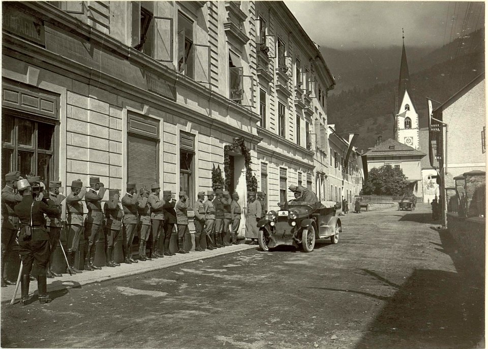 Inspizierung druch Sr.k.u.k.Hoheit Erzh. KARL FRANZ JOSEF. Meldung der Offiziere des 48.ITD.Kommandos in Kötschach. Standort, Kötschach. Aufgenommen, am 22. September 1915. (BildID 15460342)