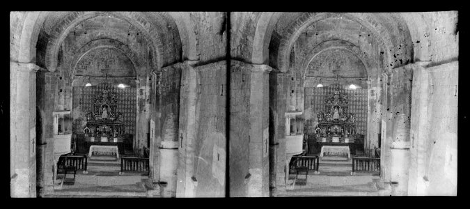 Interior d'una església, al fons l'altar