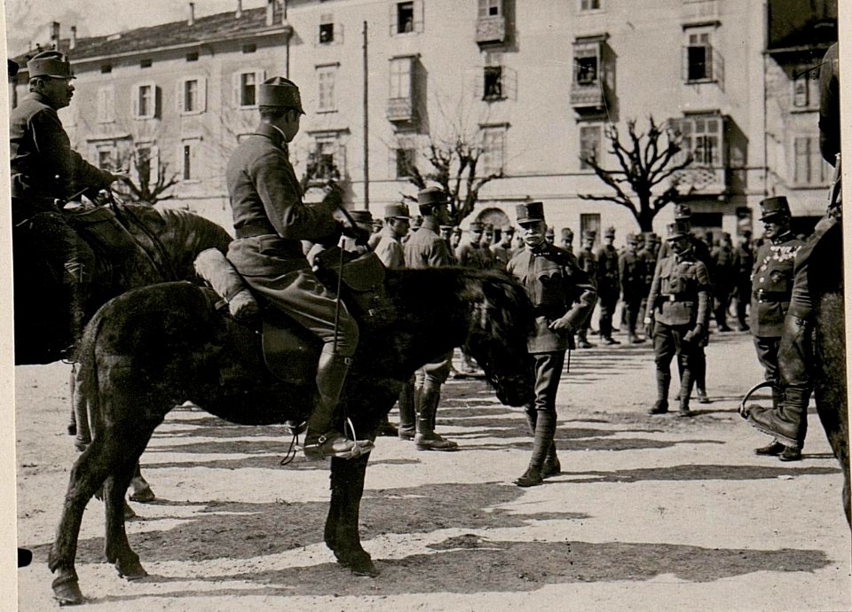 Inspizierung des 4.Tiroler Kaiserjägerregimentes durch Exzellenz Feldmarschall Conrad Freiherr von Hötzendorf am Piazza d'Armi in Trient (BildID 15736125)