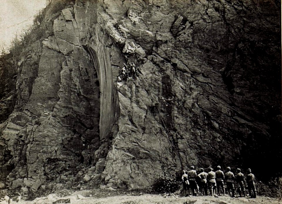 Inspizierung des Bergführerkurses in Bozen durch Exzellenz von Roth, 29.4.1917. Übungen der neu ausgebildeten Bergführer. (BildID 15584277)
