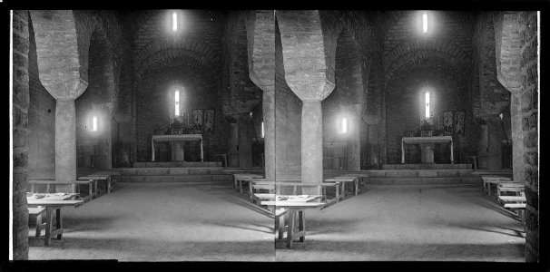 Interior de l'església de Sant Martí del Canigó amb l'altar