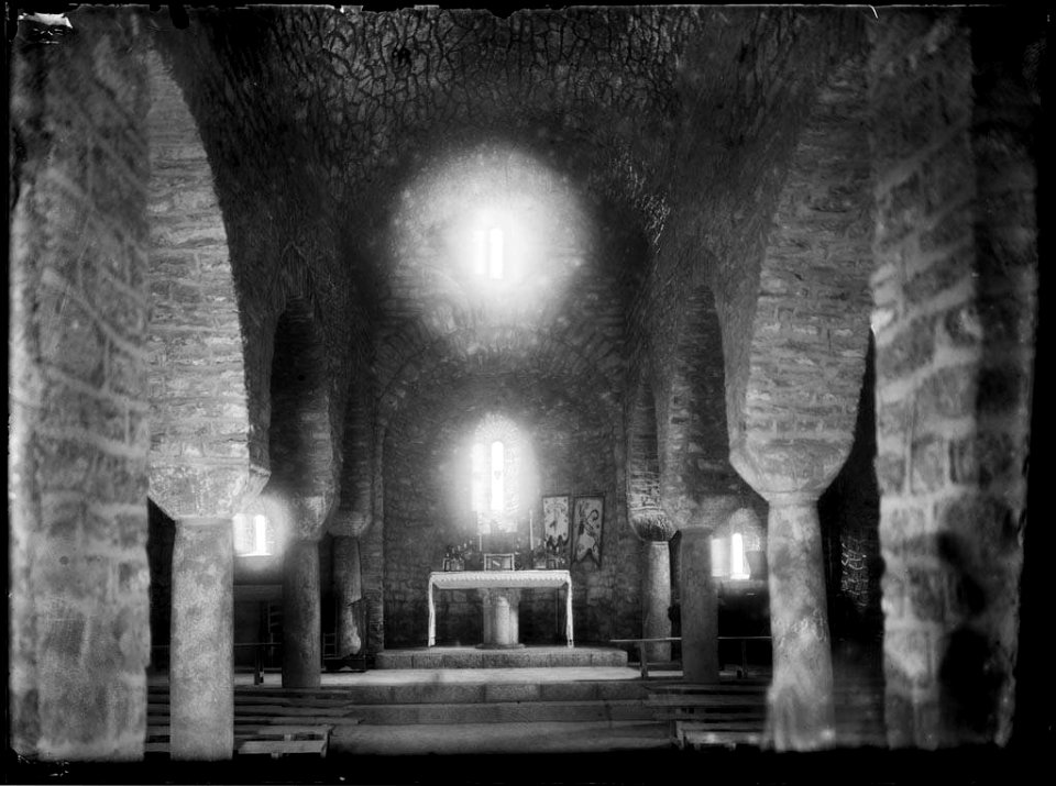Interior de l'església del Monestir de Sant Martí del Canigó