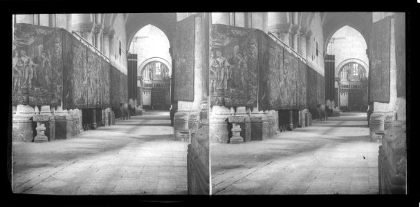 Interior de la catedral de Tarragona amb tapissos