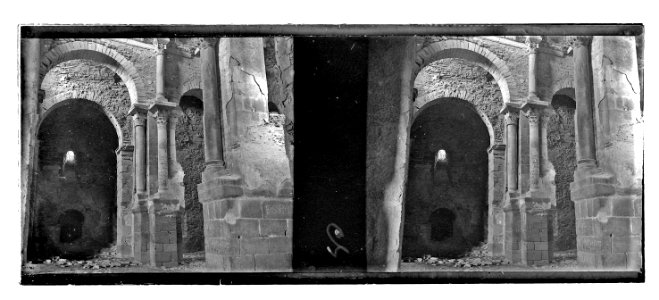 Interior de l’església en ruïnes del monestir de Sant Pere de Rodes