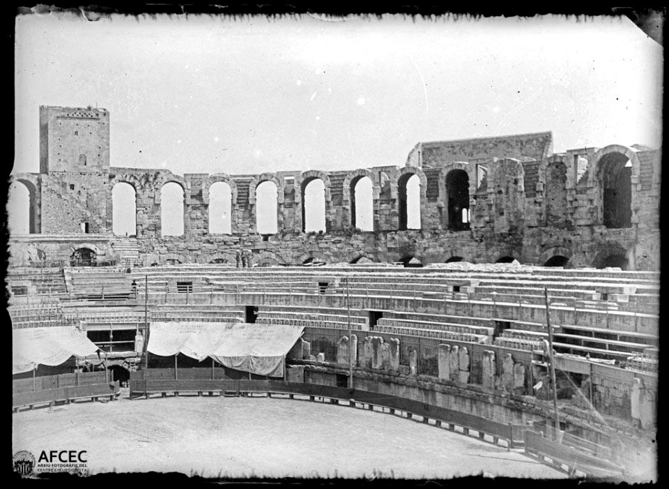 Interior del amfiteatre les Arenes d'Arle (AFCEC MORELLO A 7620)