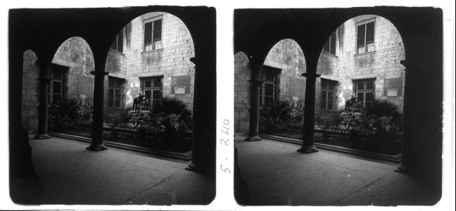 Interior del pati de la casa de la vila de Perpinyà