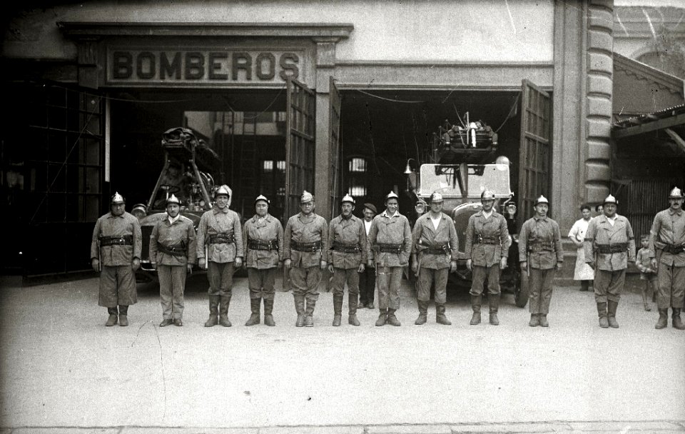 Integrantes del cuerpo de bomberos de una localidad en el exterior de sus dependencias (2 de 2) - Fondo Car-Kutxa Fototeka