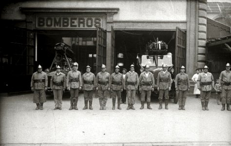 Integrantes del cuerpo de bomberos de una localidad en el exterior de sus dependencias (2 de 2) - Fondo Car-Kutxa Fototeka