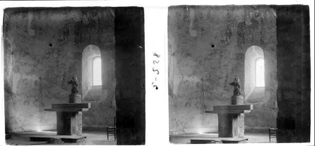Interior i vista d ' una Mare de Déu de l'església visigòtica de Sant Pere a Terrassa