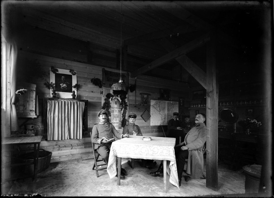Interieur van een dagverblijf met manschappen aan tafeltjes - Regionaal Archief Alkmaar - FO1400134
