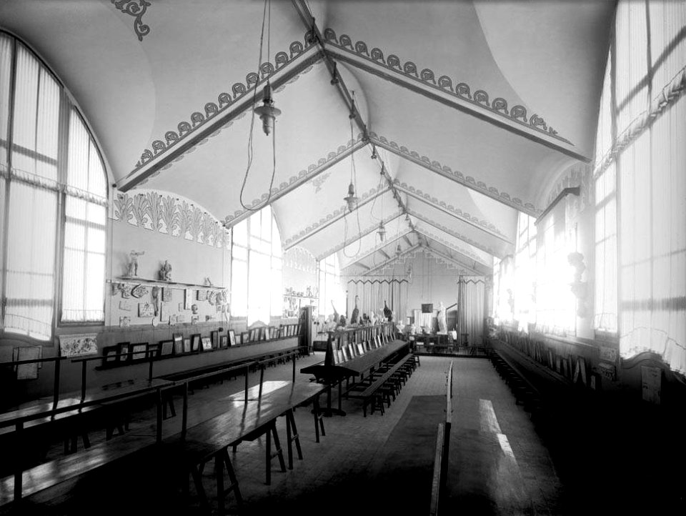 Interior d'un aula de l'Escola d'Arts i Oficis de Sabadell (restored)