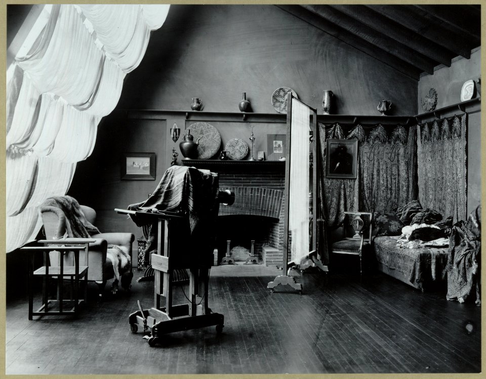 Interior of Frances Benjamin Johnston's studio at 1332 V St. NW, Washington, D.C., showing a large camera mounted on wheels LCCN2001697174
