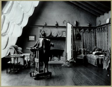 Interior of Frances Benjamin Johnston's studio at 1332 V St. NW, Washington, D.C., showing a large camera mounted on wheels LCCN2001697174
