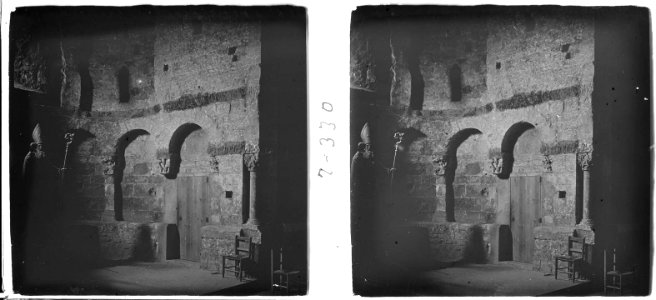Interior d'una absidiola del monestir de Sant Joan de les Abadesses