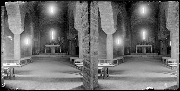 Interior de l'església de Sant Martí del Canigó amb l'altar (AFCEC BORDAS D 3301)