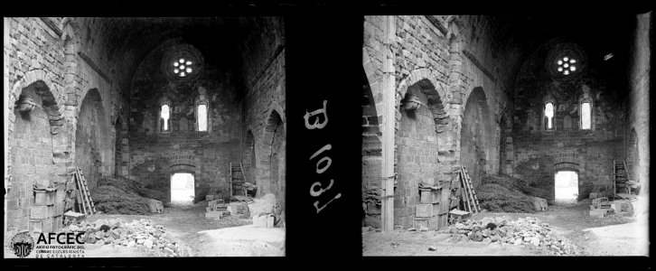 Interior de l'església del castell Monestir de Sant Miquel d'Escornalbou abans de la reconstrucció