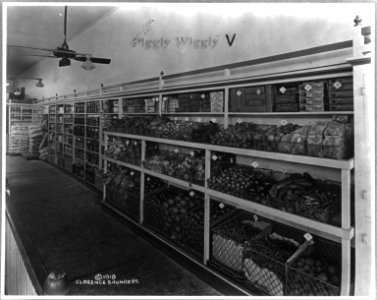 Interior of Piggly Wiggly supermarket. Tennessee LCCN2005696129