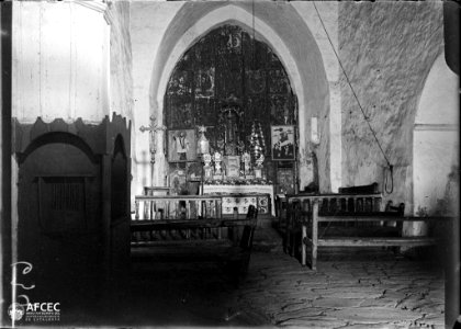 Interior de l'església de Sant Martí d'Escalarre amb l'altar i el retaule