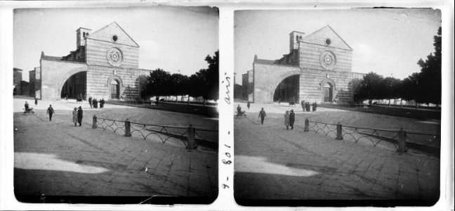 Interior de l'església i vista dels seus arcs botants